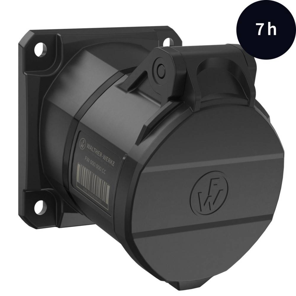 Eine schwarze industrielle Steckdose mit einer runden Abdeckung und einem Scharnier, montiert auf einer quadratischen Basis. Ein Etikett zeigt '7h' in einem dunklen Kreis in der oberen rechten Ecke.