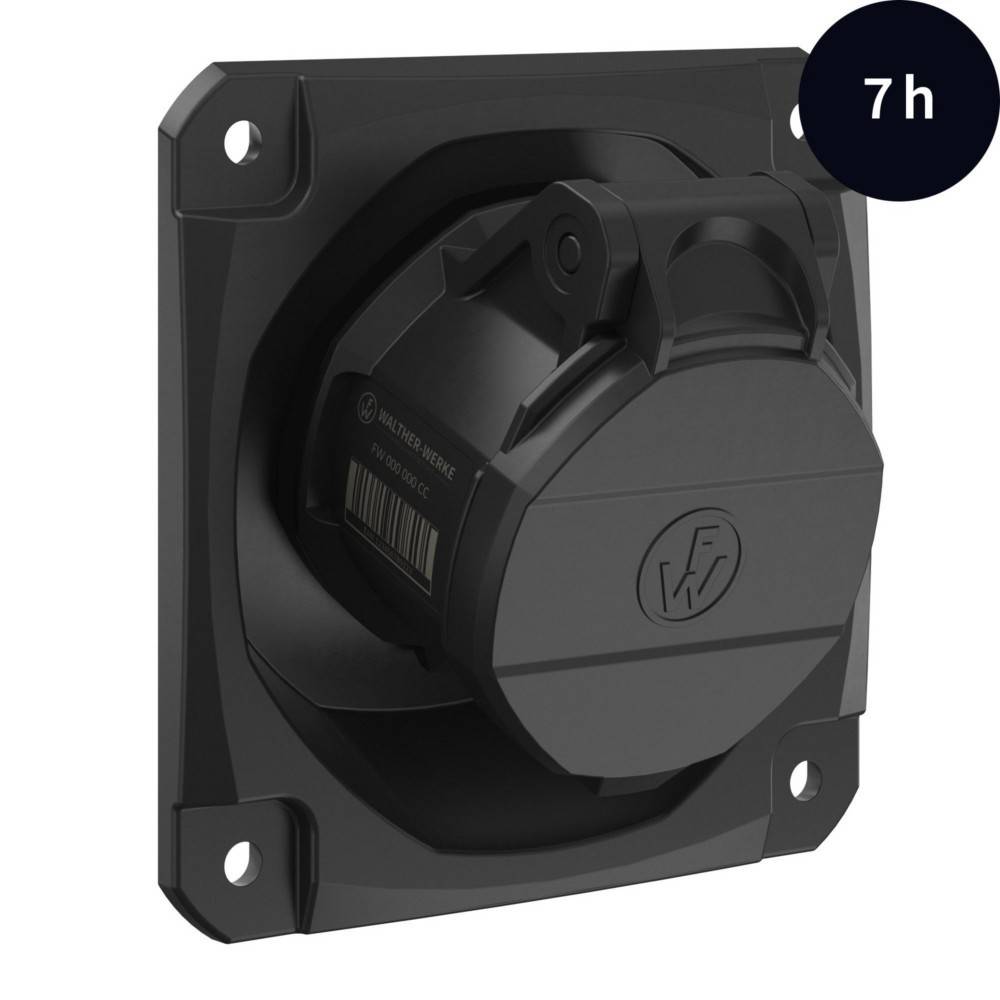 Eine schwarze EV-Ladebuchse, die nach rechts geneigt vor einem weißen Hintergrund steht, mit einem Kreis in der oberen rechten Ecke, der '7h' zeigt.