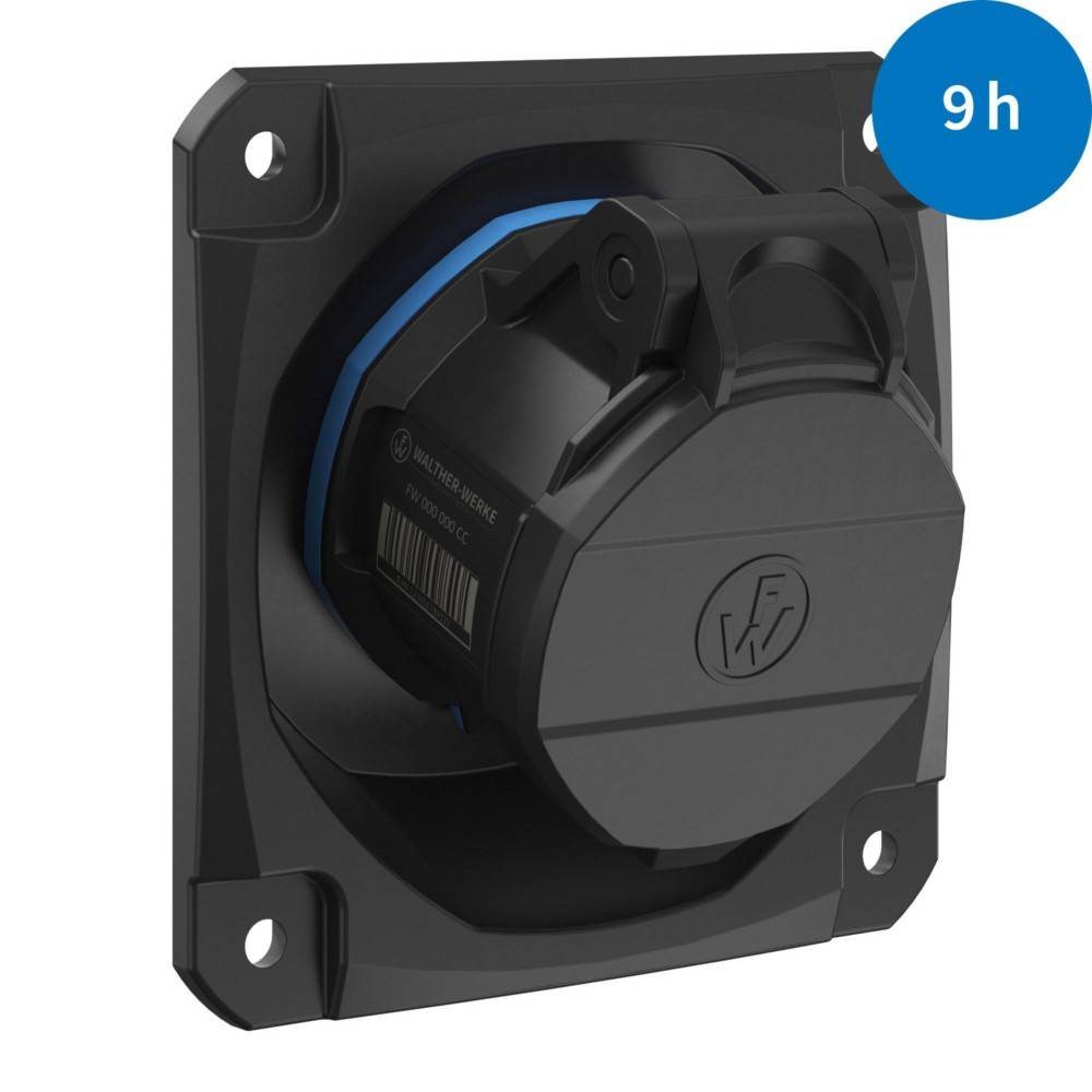 Eine schwarze, wandmontierte Ladedose mit blauer Einfassung, ausgestattet mit einer geschlossenen Schutzabdeckung. Ein blauer Kreis in der Ecke zeigt '9h'.