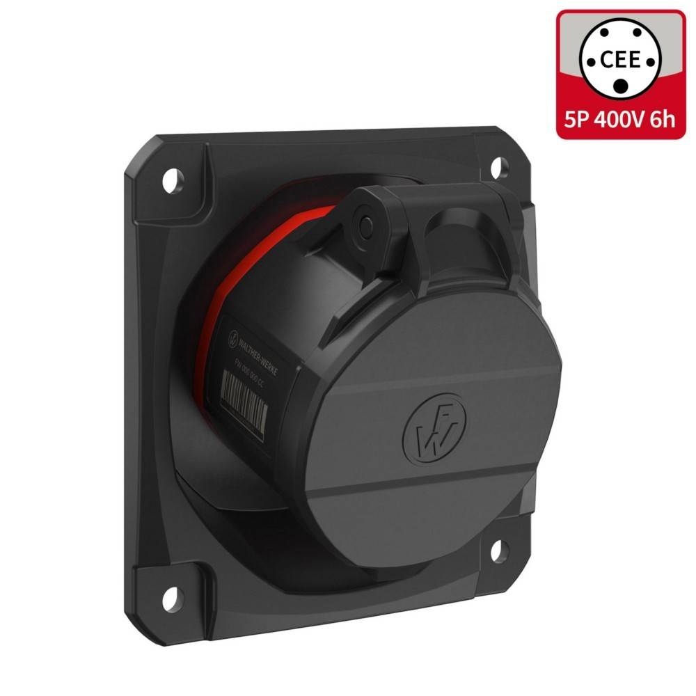 Schwarze Steckdose auf einer quadratischen Grundplatte. Enthält Text: CEE 5P 400V 6h zur Angabe der Spezifikationen.