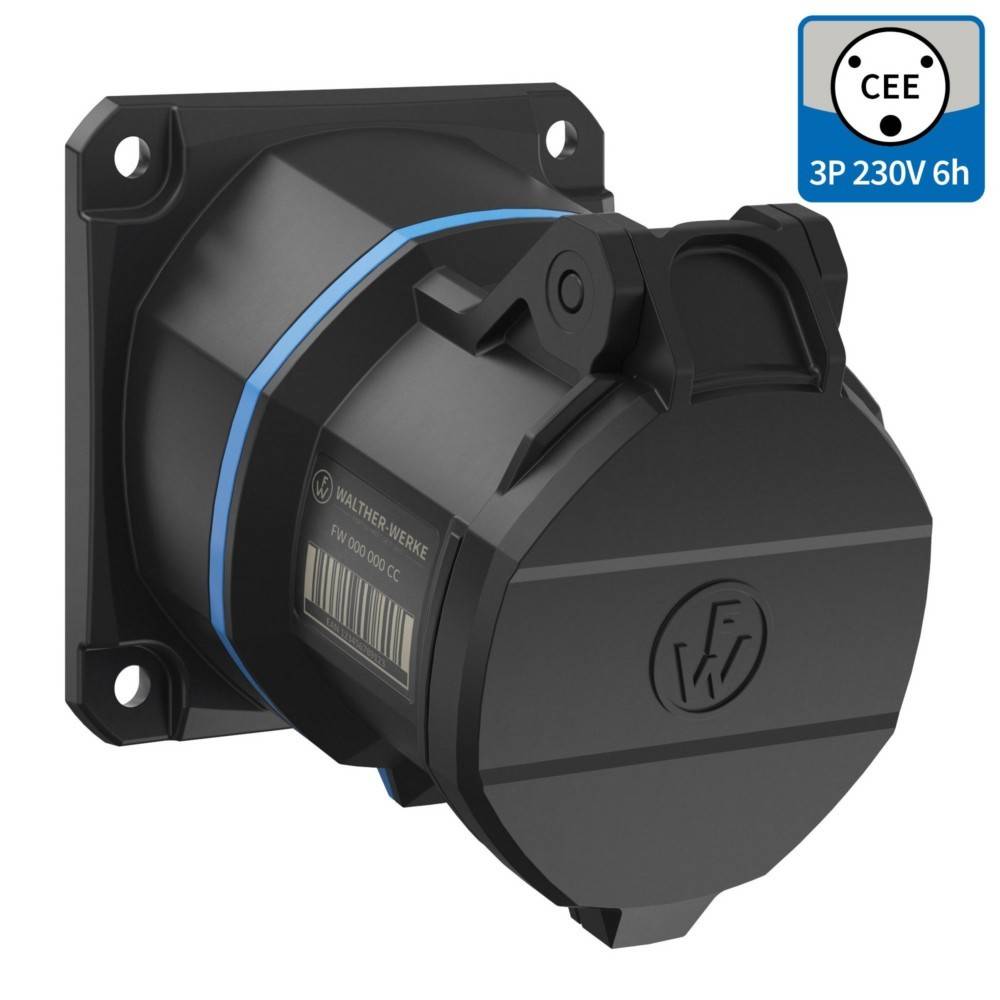 Eine schwarze industrielle Steckdose mit einem sichtbaren Informationsetikett 'CEE 3P 230V 6h'. Die Steckdose hat einen blauen Ring und einen klappbaren Deckel.