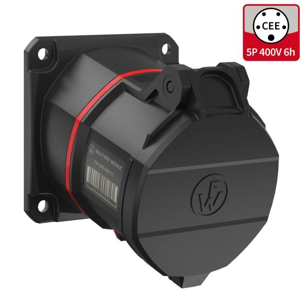 „Ein schwarzer CEE 5P 400V 6h Stromstecker mit roten Details und einer Abdeckung, an einer Wand montiert. Ein Logo und ein Barcode sind sichtbar.