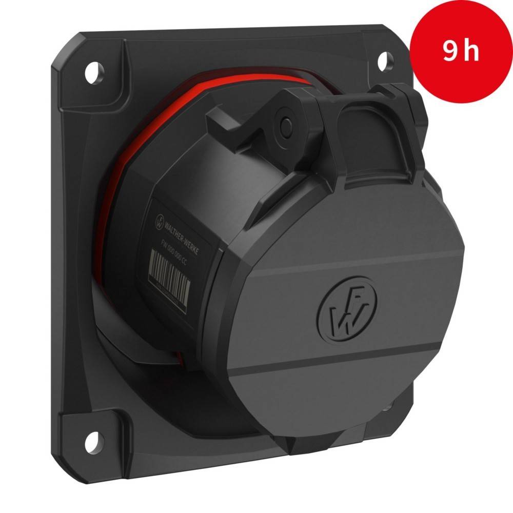 Ein schwarzer industrieller Stecker, der auf einer Oberfläche montiert ist, mit einem roten Kreis und '9h' oben rechts, der die maximale Nutzungsdauer anzeigt.