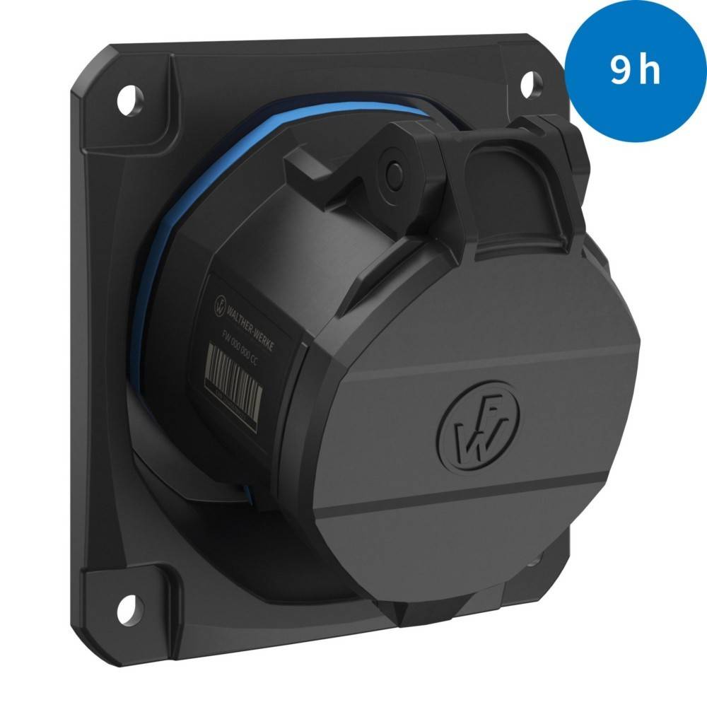 Eine schwarze elektrische Steckdose an einer Wand, mit einer blauen Anzeige, die '9h' zeigt.