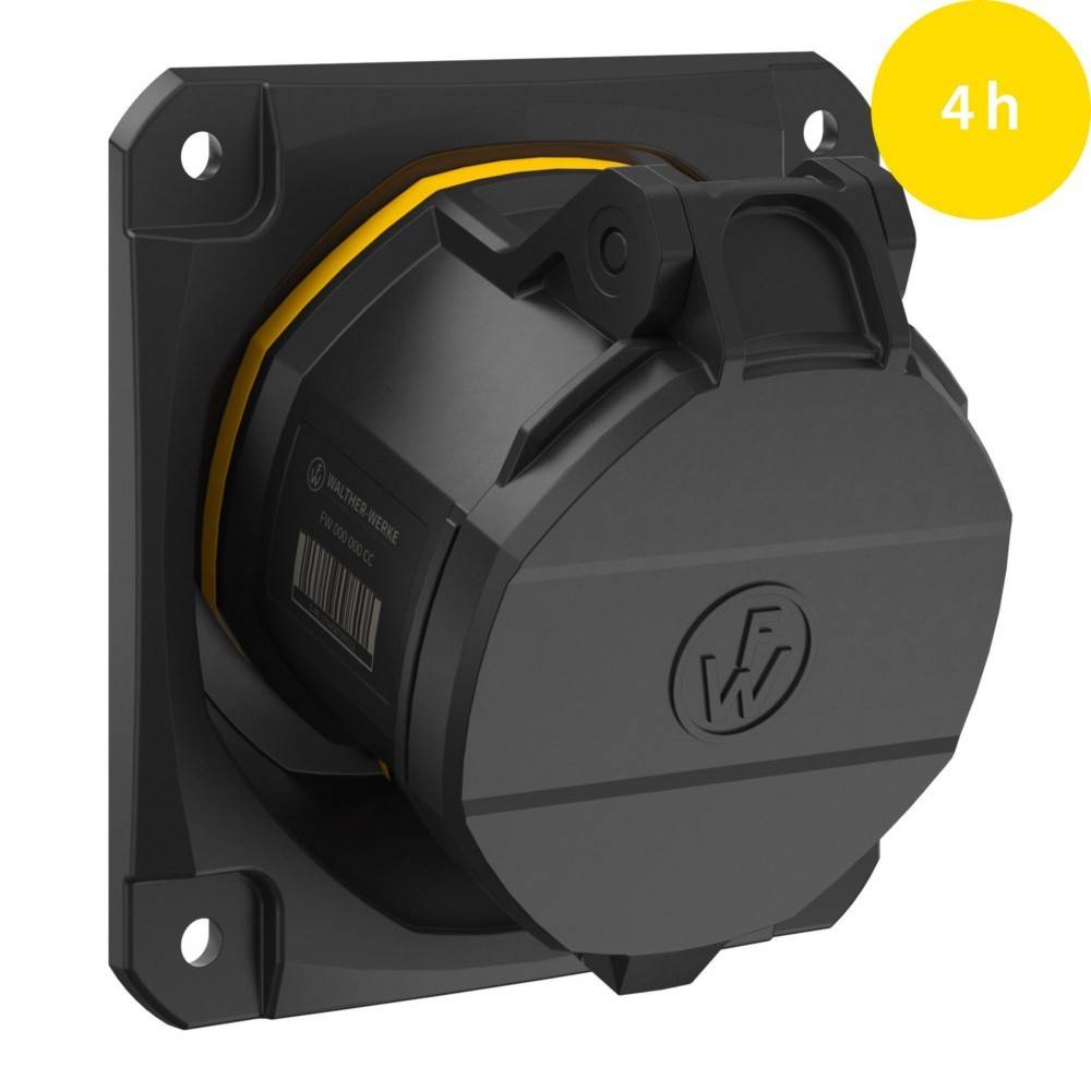 Eine schwarze industrielle Steckdose mit Schutzdeckel, montiert auf einer quadratischen Grundfläche. Ein gelber Kreis mit 