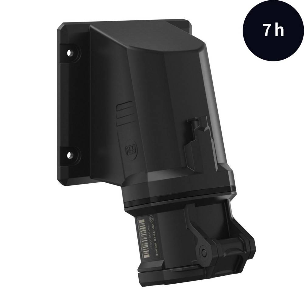 Eine schwarze, wandmontierte Ladestation mit einem digitalen Display, das '7h' zeigt und damit 7 Stunden bis zur vollständigen Ladung angibt.