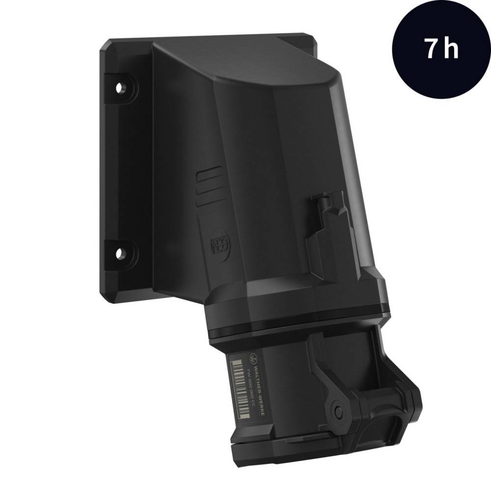 Eine schwarze, wandmontierte elektrische Fahrzeugladestecker mit einer '7h'-Beschriftung in der oberen rechten Ecke, die die Ladezeit anzeigt.