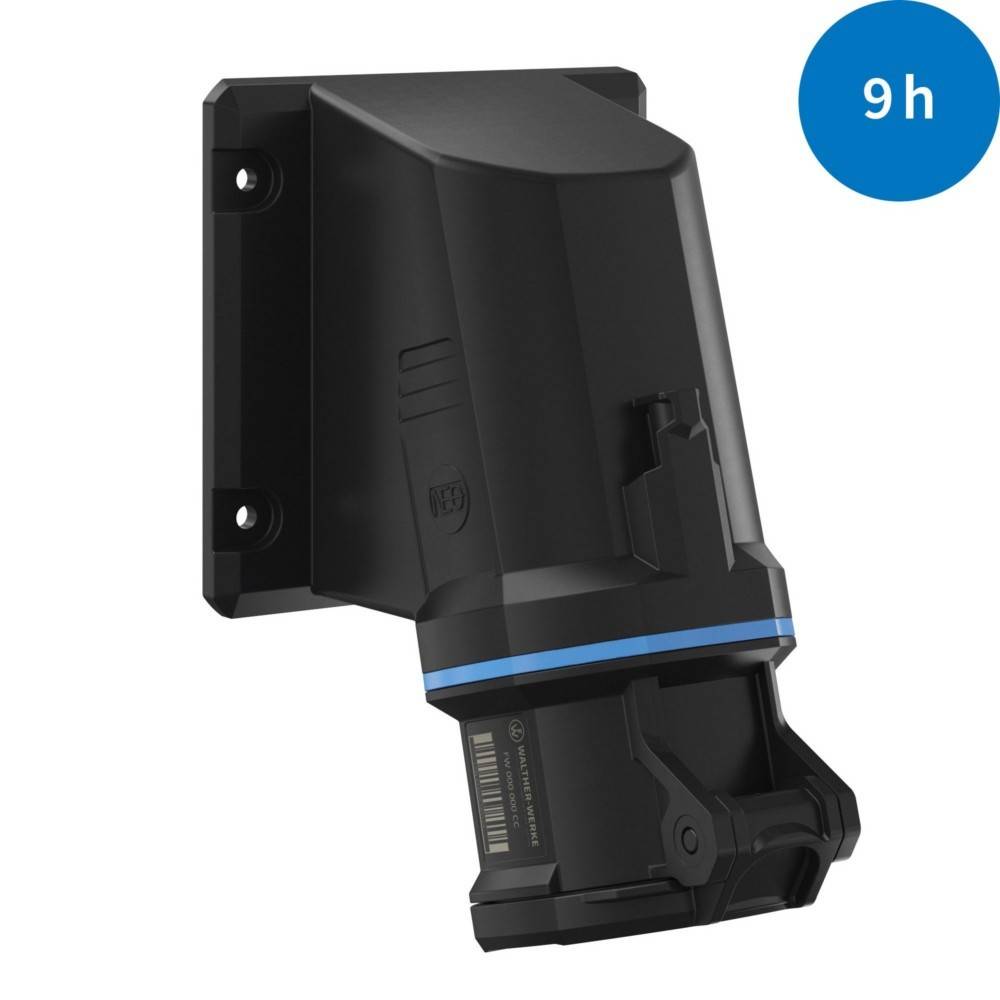 Eine schwarze, an der Wand befestigte Box mit einer blauen Anzeige, die '9h' zeigt.