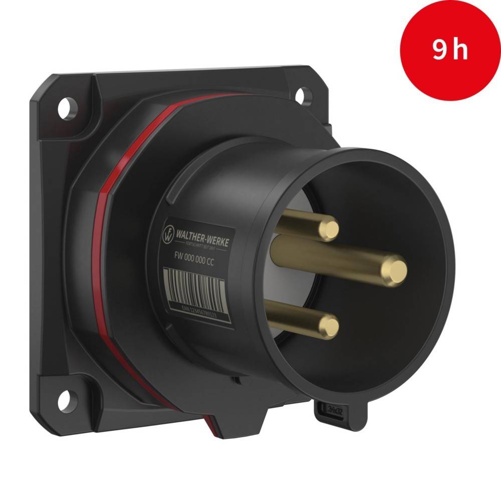 Ein schwarzer industrieller Stecker mit drei Messingbolzen ist zu sehen, mit einem roten Kreis in der Ecke, der eine '9h' zeigt und damit die Nutzungsdauer oder Ladezeit angibt.