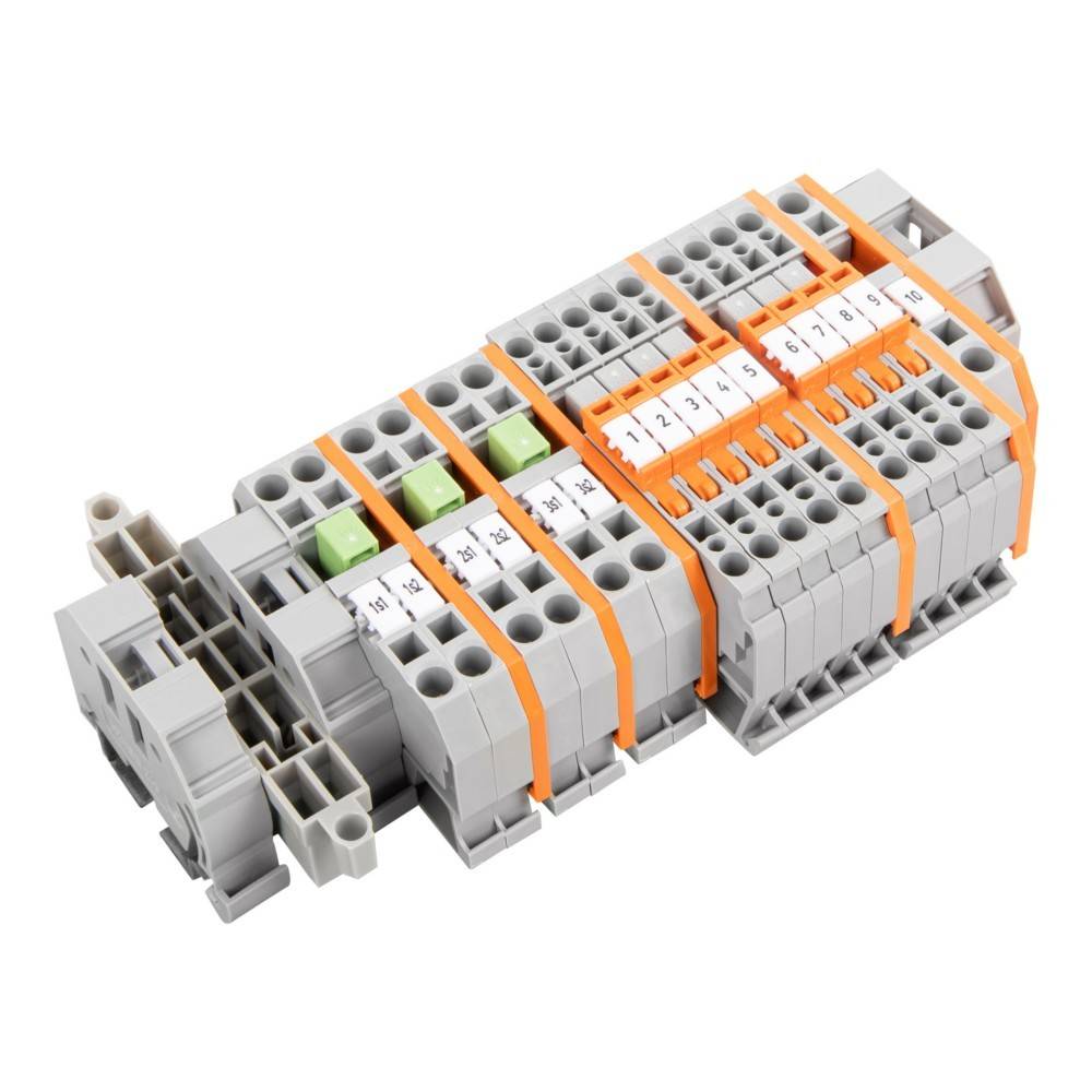 Ein modulares elektrisches Klemmleistensystem mit mehreren grauen Blöcken mit orangefarbenen Anschlüssen und nummerierten Etiketten, das zur Befestigung und Organisation der Verdrahtung verwendet wird.