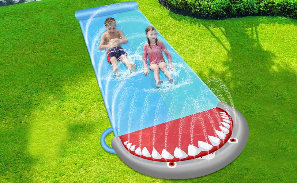 Wasserrutsche Outdoor Sommer Rasen,550 * 145cm Hai-Stil Wasserspielzeug Garten Wassermatte, Wasser Rutsche mit 2xSurfbrett, mit eingebautem
