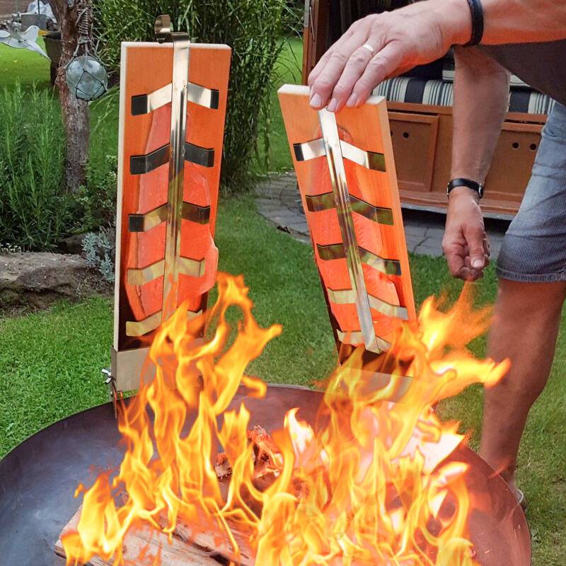 Flammlachsbrett Räucherbrett 2er Set Holzplatten mit sehr stabilen Halterungen