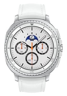 Eine weiße Smartwatch zeigt eine traditionelle Analoguhr mit drei Unterblättern, die Sekunden, Minuten und eine Mondphase anzeigen.