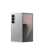 Zusammenklappbares Smartphone, zur Hälfte geöffnet, silbernes Äußeres mit dreifacher Rückkamera und großem inneren Display.
