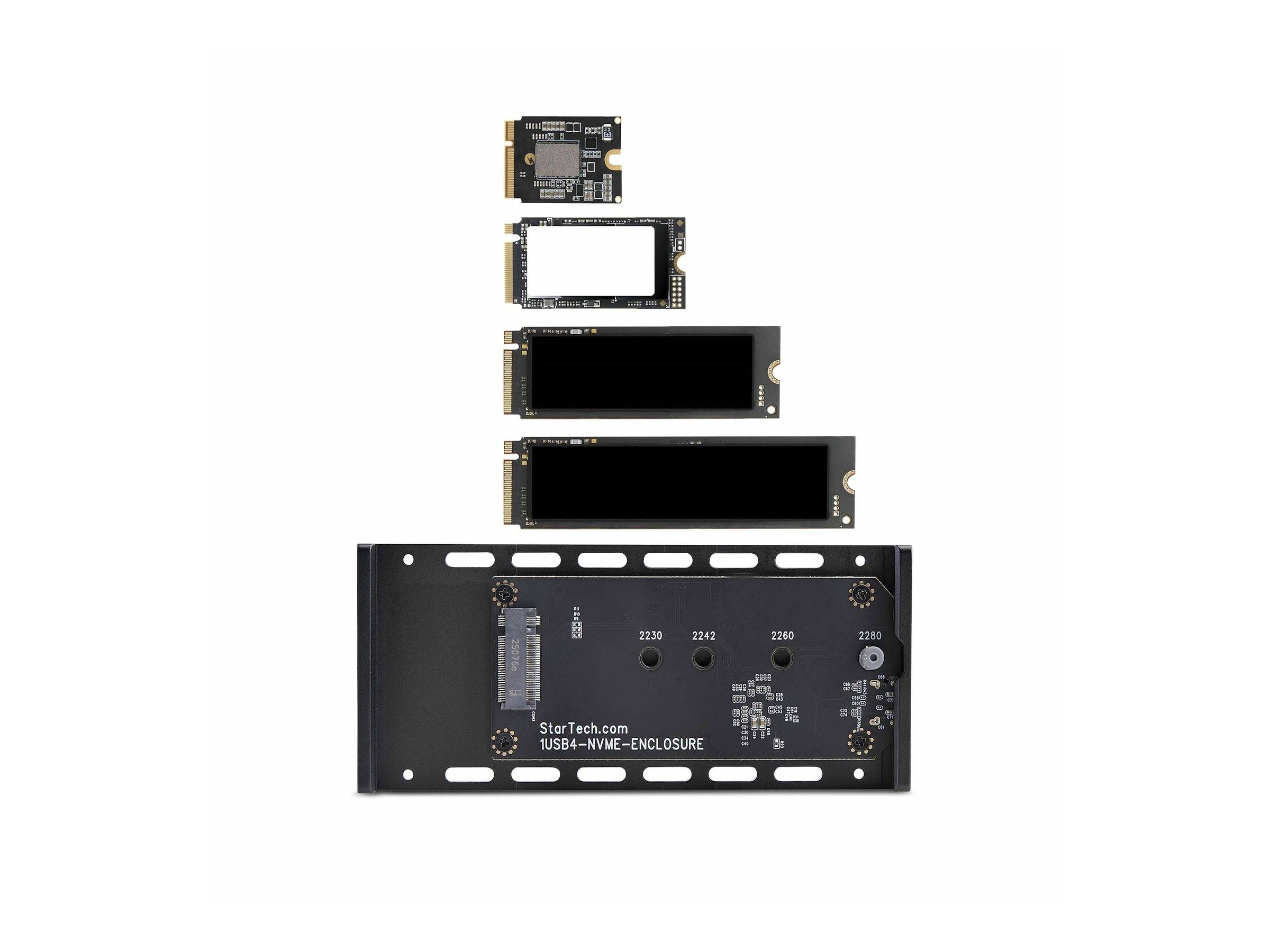 Bild zeigt verschiedene SSD-Größen, die über einem SSD-Gehäuse mit beschrifteten Schlitzen zur Kompatibilitätsbestimmung platziert sind.