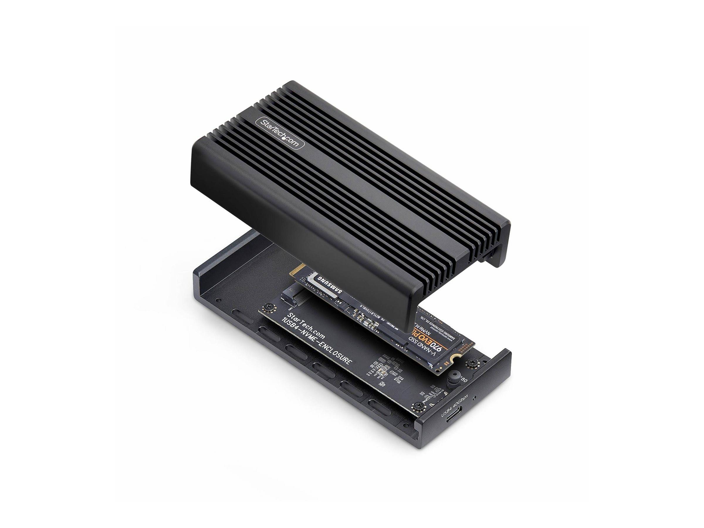 Eine offene schwarze externe SSD-Gehäuse, das eine NVMe M.2 SSD im Inneren zeigt, wobei sein schlankes Design und seine kompakte Konstruktion hervorgehoben werden.