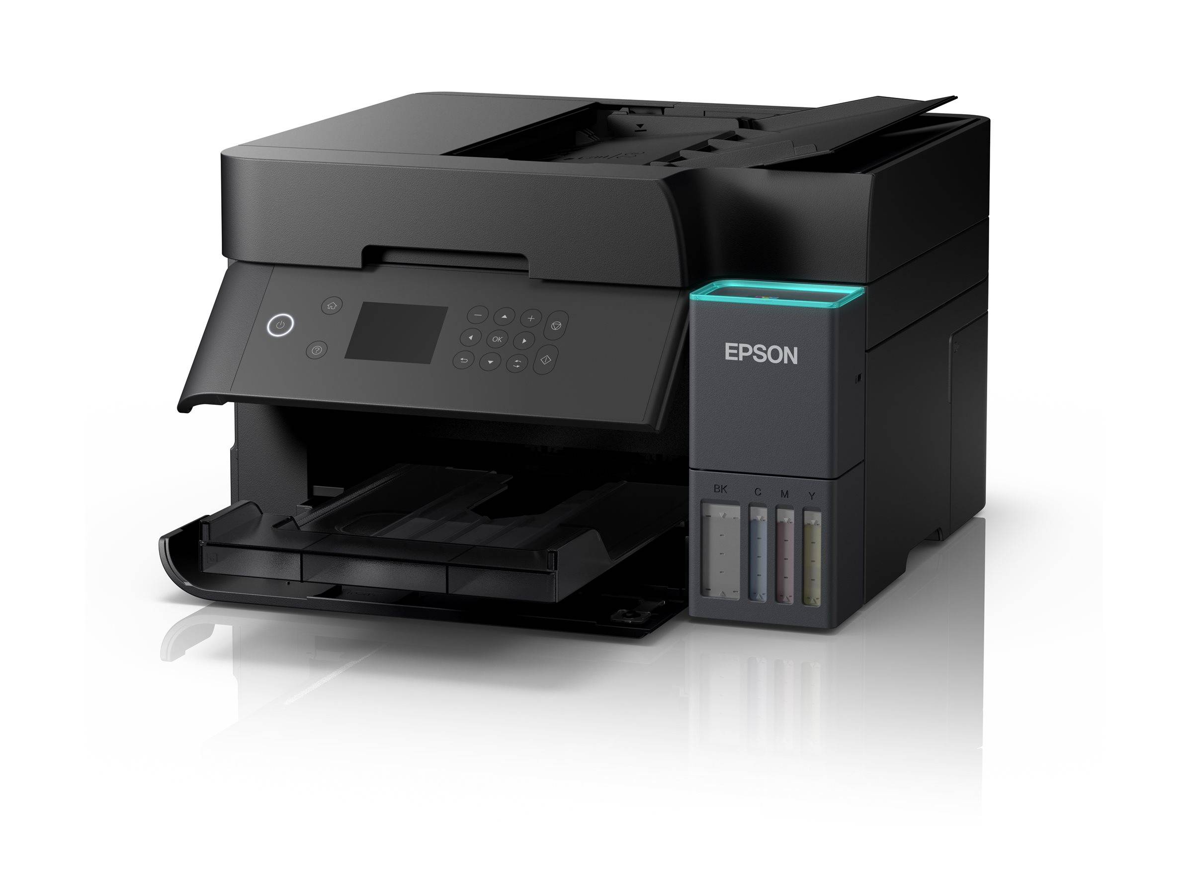 Ein schwarzer Epson-Drucker mit sichtbaren Tintentanks an der Seite, mit Bedienfeld und Papierfach, in einer gut beleuchteten Umgebung.