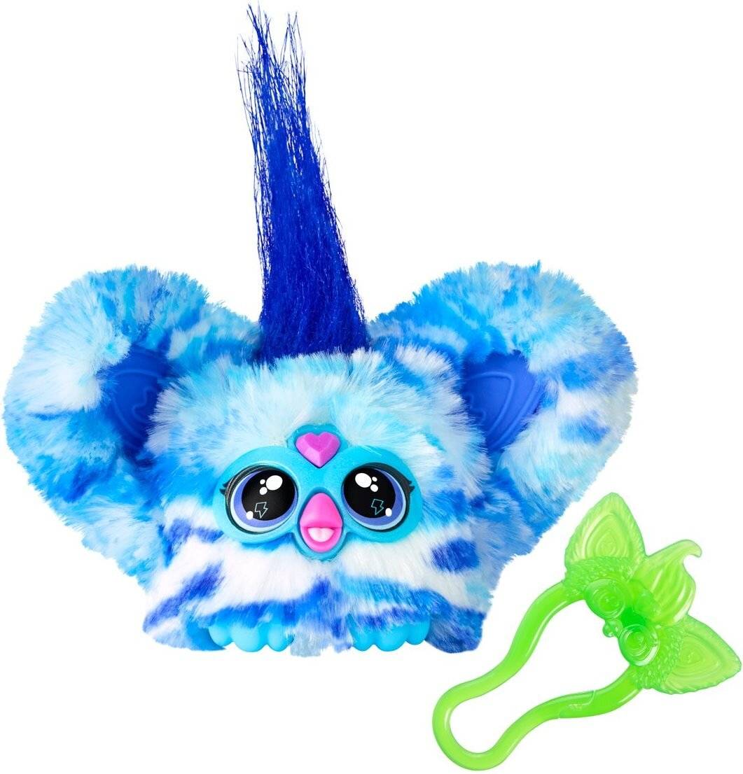 Ein flauschiges blaues Spielzeug mit großen Augen und Ohren, einer Haarsträhne in Blau auf dem Kopf und einem verspielten Gesichtsausdruck. Ein grünes Accessoire liegt daneben.
