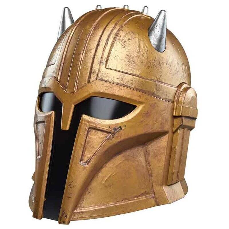 Ein bronzener Kriegerhelm mit einer T-förmigen Gesichtsöffnung und drei silbernen Spitzen, isoliert auf weißem Hintergrund dargestellt.