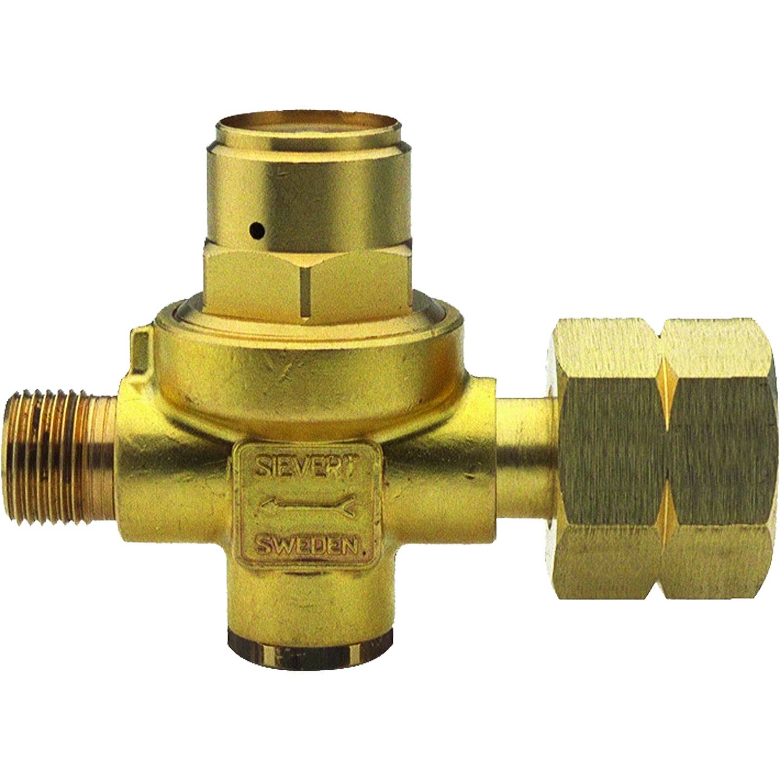 Nahaufnahme einer Messingverschraubung mit Gewinden an beiden Seiten, auf deren Vorderseite der Markenname 'Sievert Sweden' eingraviert ist.