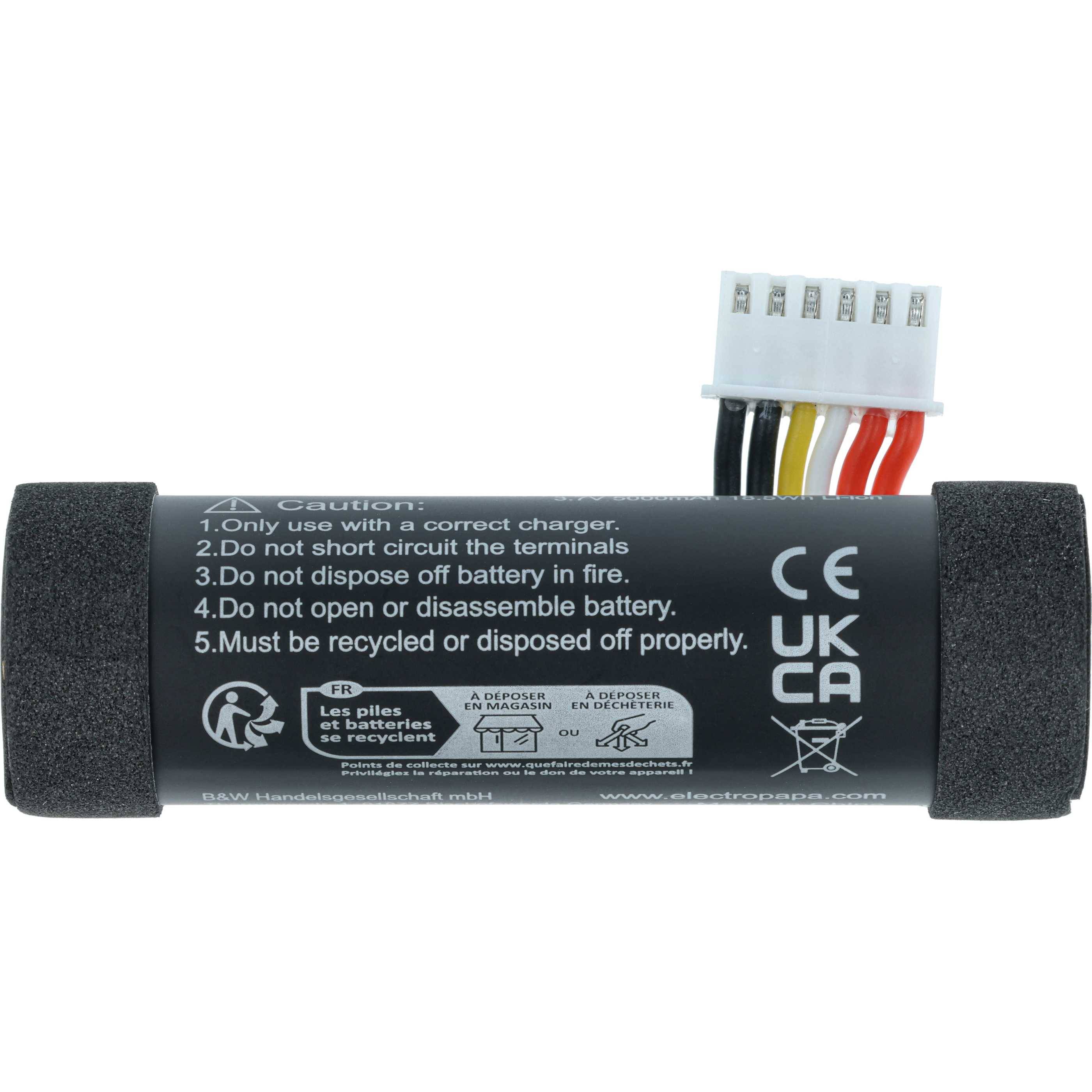 Batterie mit Etikett, das Sicherheitshinweise zeigt: 'Mit richtigem Ladegerät verwenden. Kontakte nicht kurzschließen. Nicht im Feuer entsorgen.