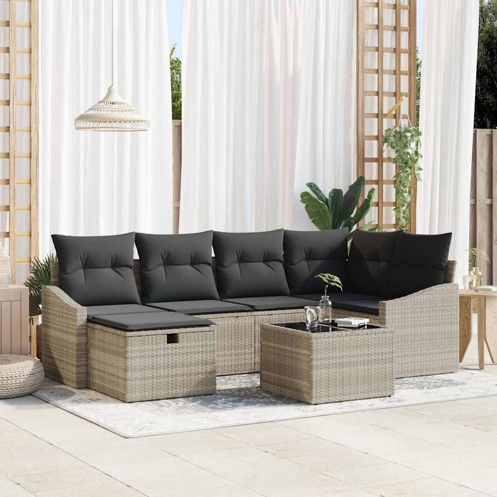Outdoor-Terrassenmöbel mit schwarzen Kissen auf einem Rattan-Ecksofa, passendem Couchtisch und Dekorationselementen wie Pflanzen und Hängelampe.