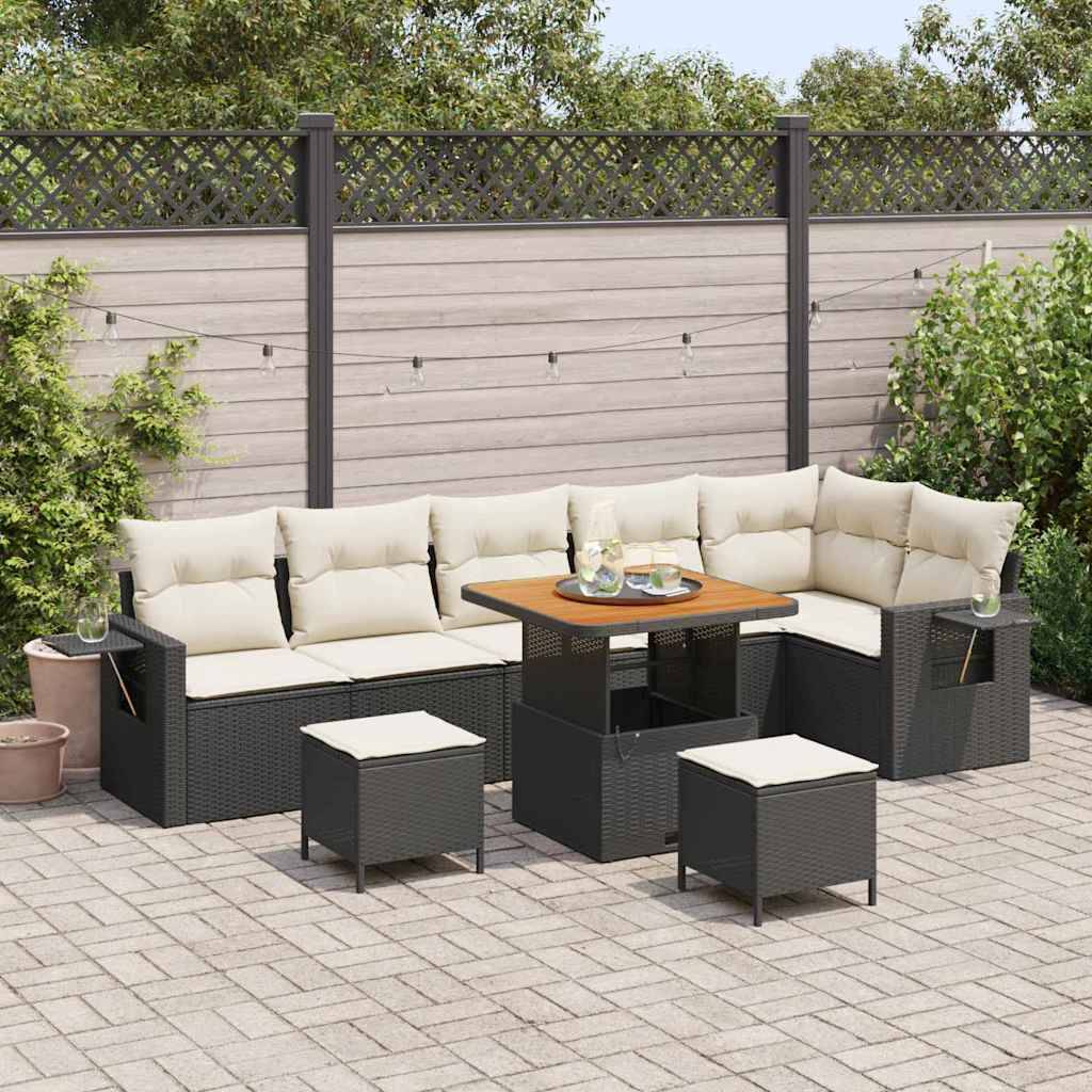 Outdoor-Terrassensatz mit einem schwarzen Rattansofa in L-Form, beigen Kissen, einem rechteckigen Tisch mit Holzplatte, zwei kleinen Hockern und Getränken.