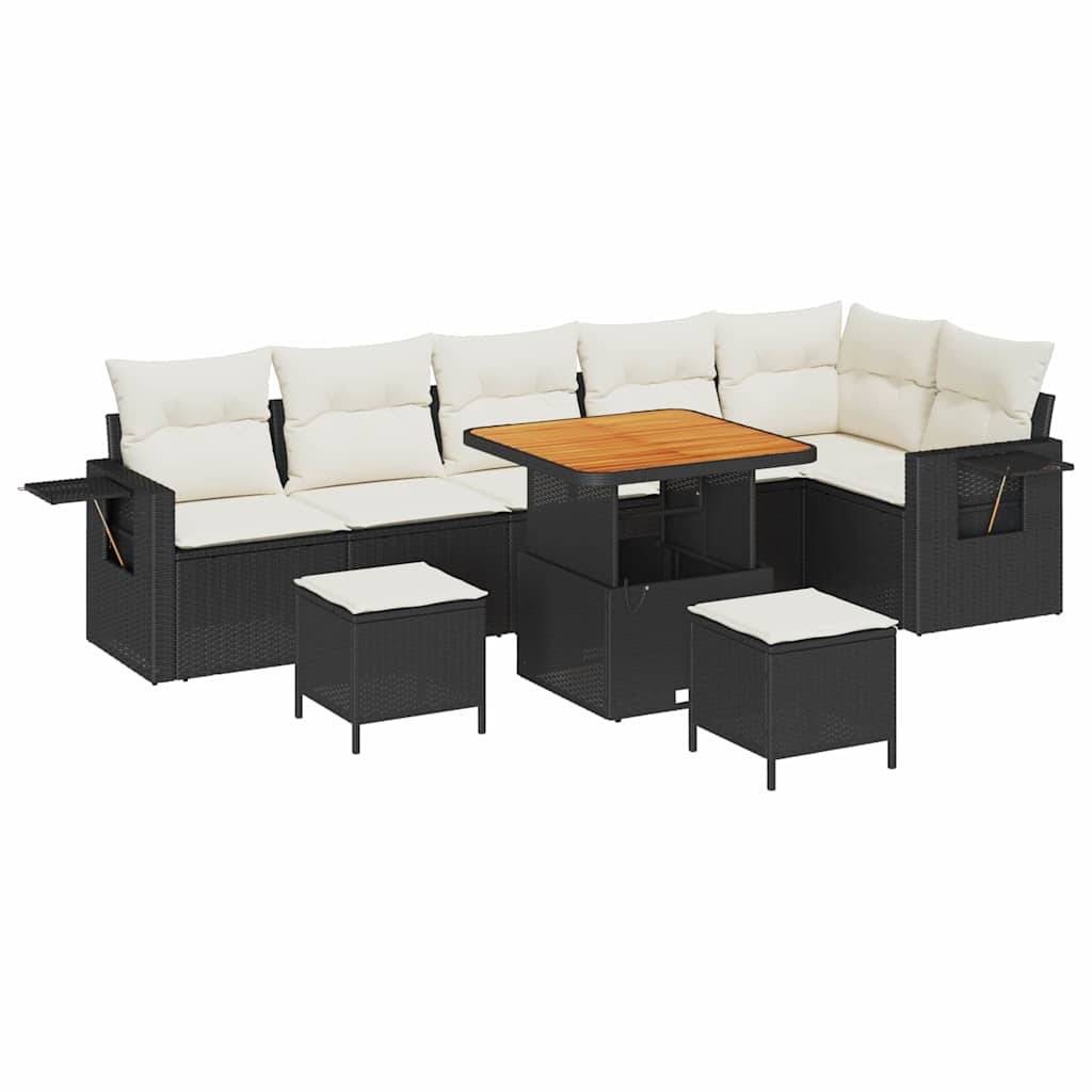 Outdoor-Möbelset mit schwarzem Rattangestell und weißen Kissen, bestehend aus einem L-förmigen Sofa, einem Tisch mit Holzplatte und zwei kleinen quadratischen Hockern.