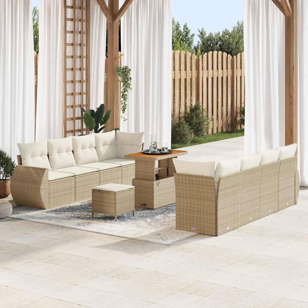 Überdachte Terrasse mit beigefarbenem Rattanmobiliar und weißen Kissen, ausgestattet mit einem Sofa, Stühlen, einem Couchtisch und transparenten weißen Gardinen.