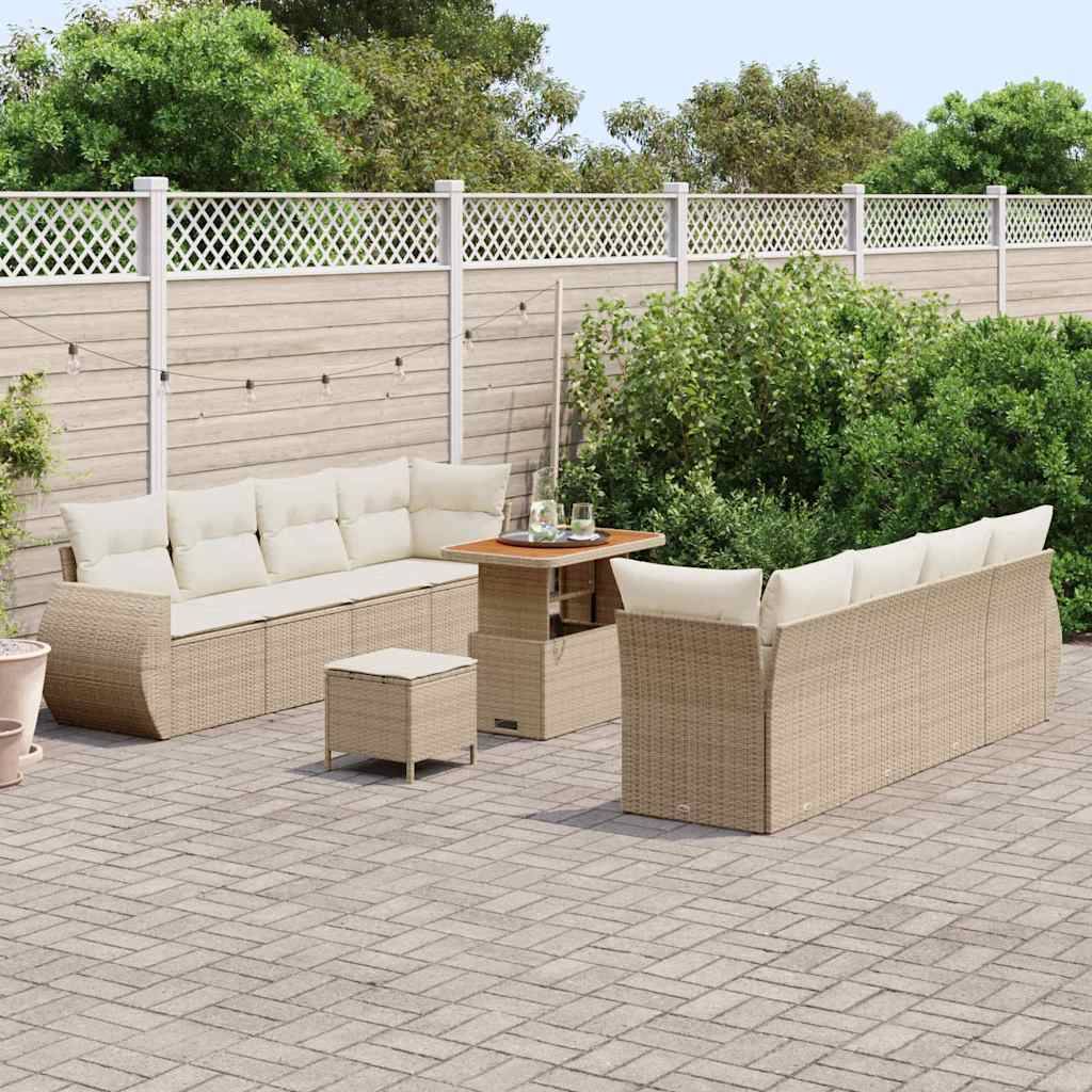 Überdachte Terrasse mit Rattanmöbeln, darunter ein Sofa, Stühle und ein Tisch auf einer gepflasterten Fläche. Ein Holzzaun und Grünpflanzen umgeben den Bereich.