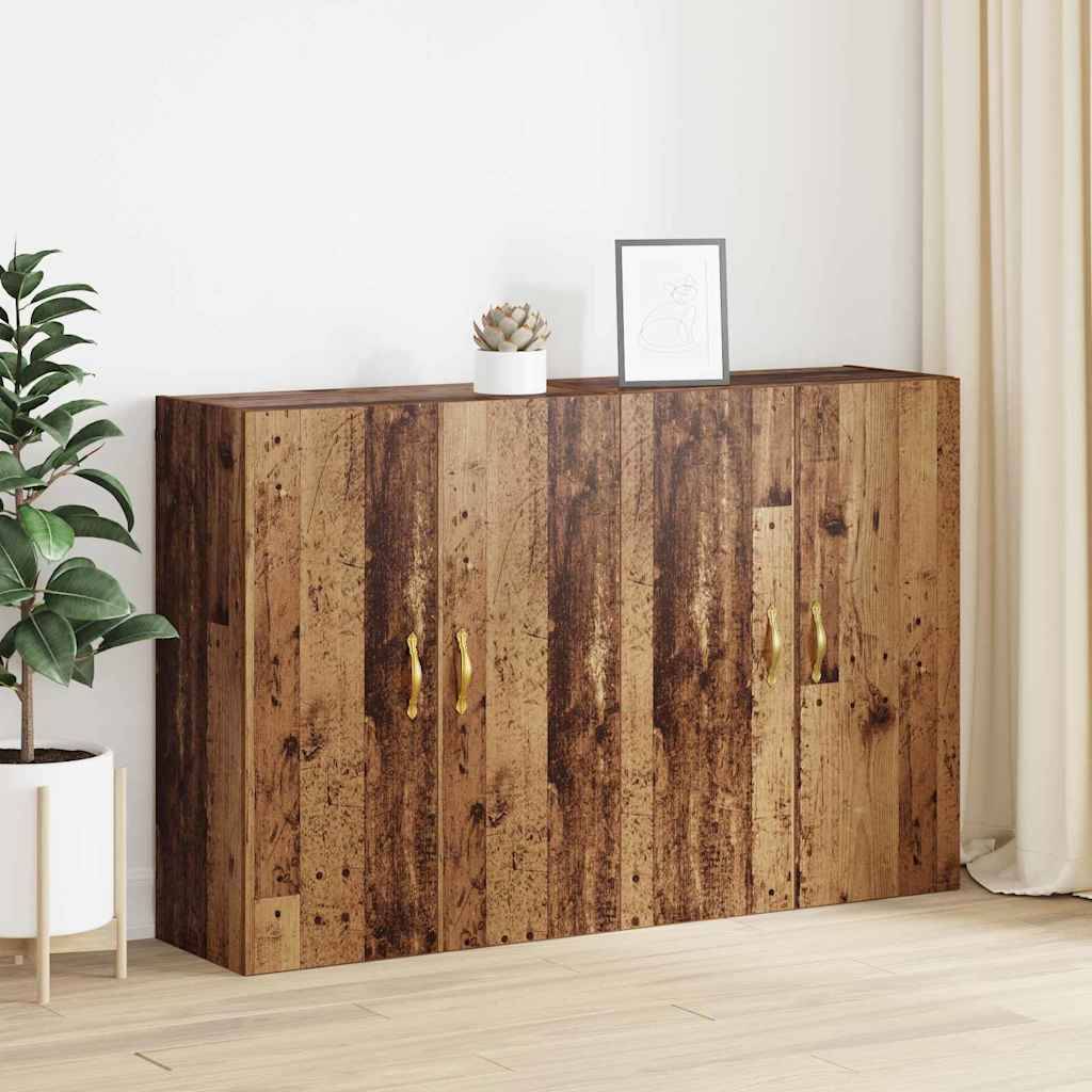 Ein Holzschrank mit rustikaler Oberfläche steht neben einem Vorhang. Er verfügt über drei goldene Griffe. Eine Pflanze, ein Dekorationsobjekt und ein gerahmtes Bild befinden sich auf der Oberfläche.