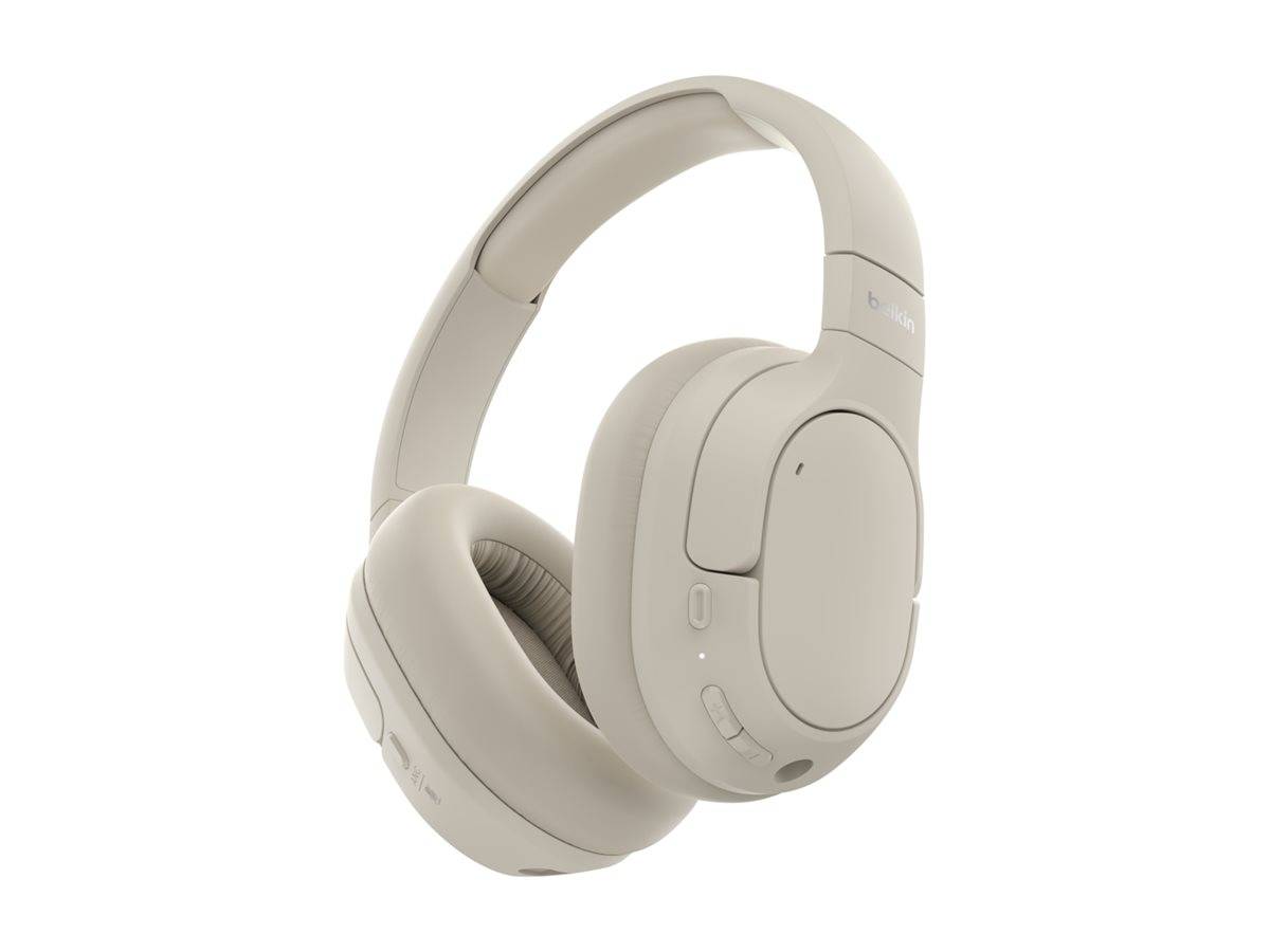 Beige kabellose Over-Ear-Kopfhörer auf weißem Hintergrund, gezeigt in einer Dreiviertels-Produktansicht.