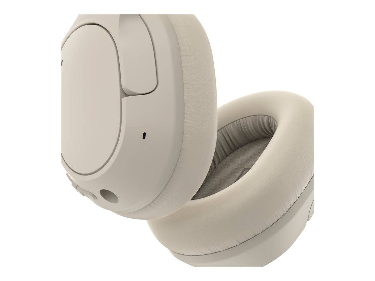 Beige Over-Ear-Kopfhörer drahtlos in einer Nahaufnahme gezeigt, zusammengeklappt, um die gepolsterten Ohrmuscheln und das äußere Design der Ohrmuschel zu zeigen.