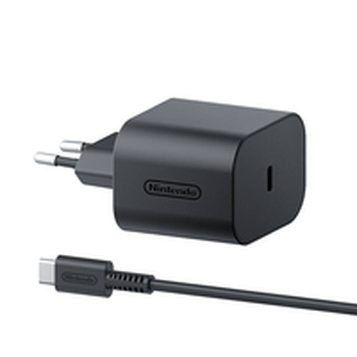 Schwarzes Nintendo-Wandladegerät mit europäischem Stecker und angebrachtem USB-C-Kabelende, das unten gezeigt wird.