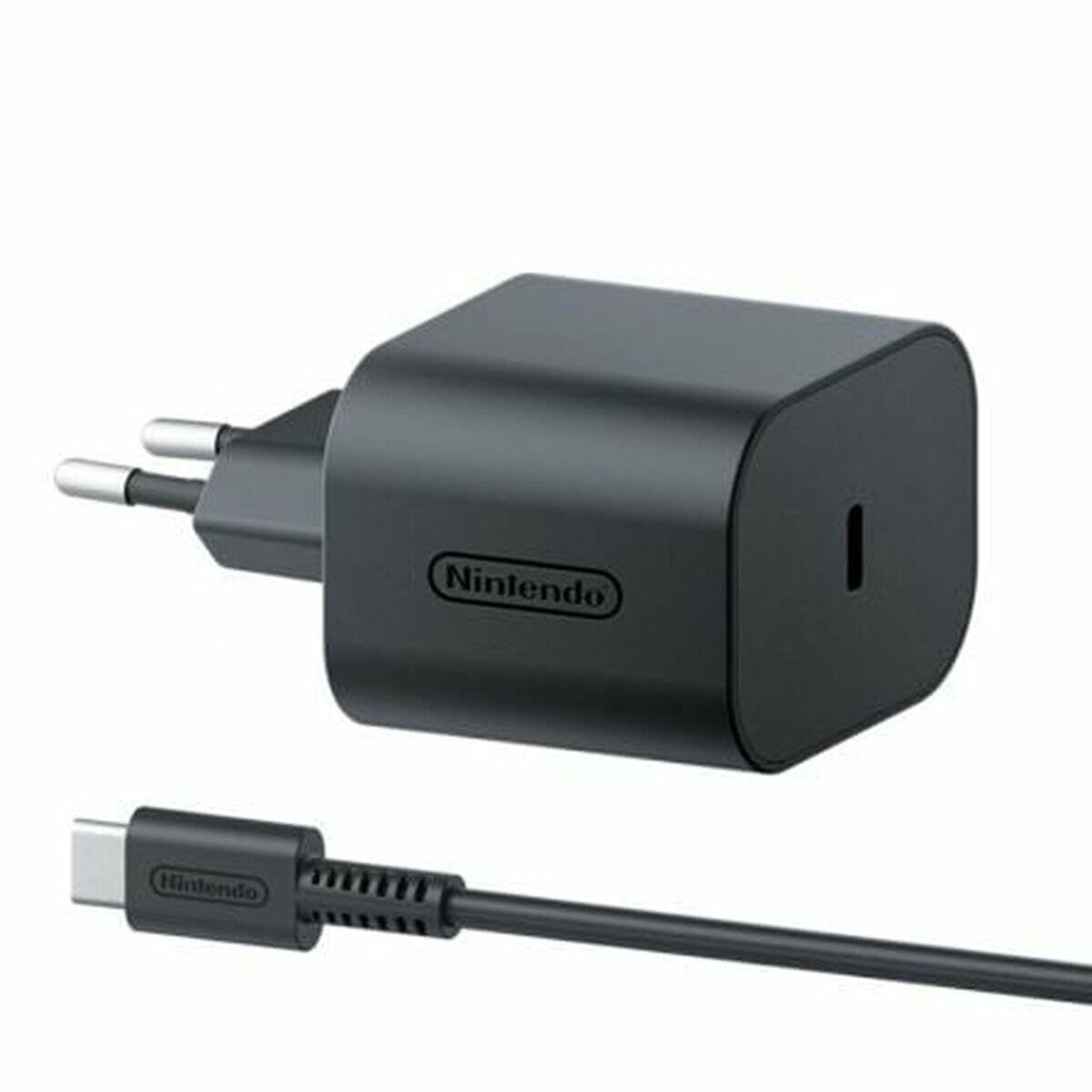 Nintendo-Wandladegerät mit zweipoliger Steckverbindung und angebrachtem USB-C-Kabel auf weißem Hintergrund