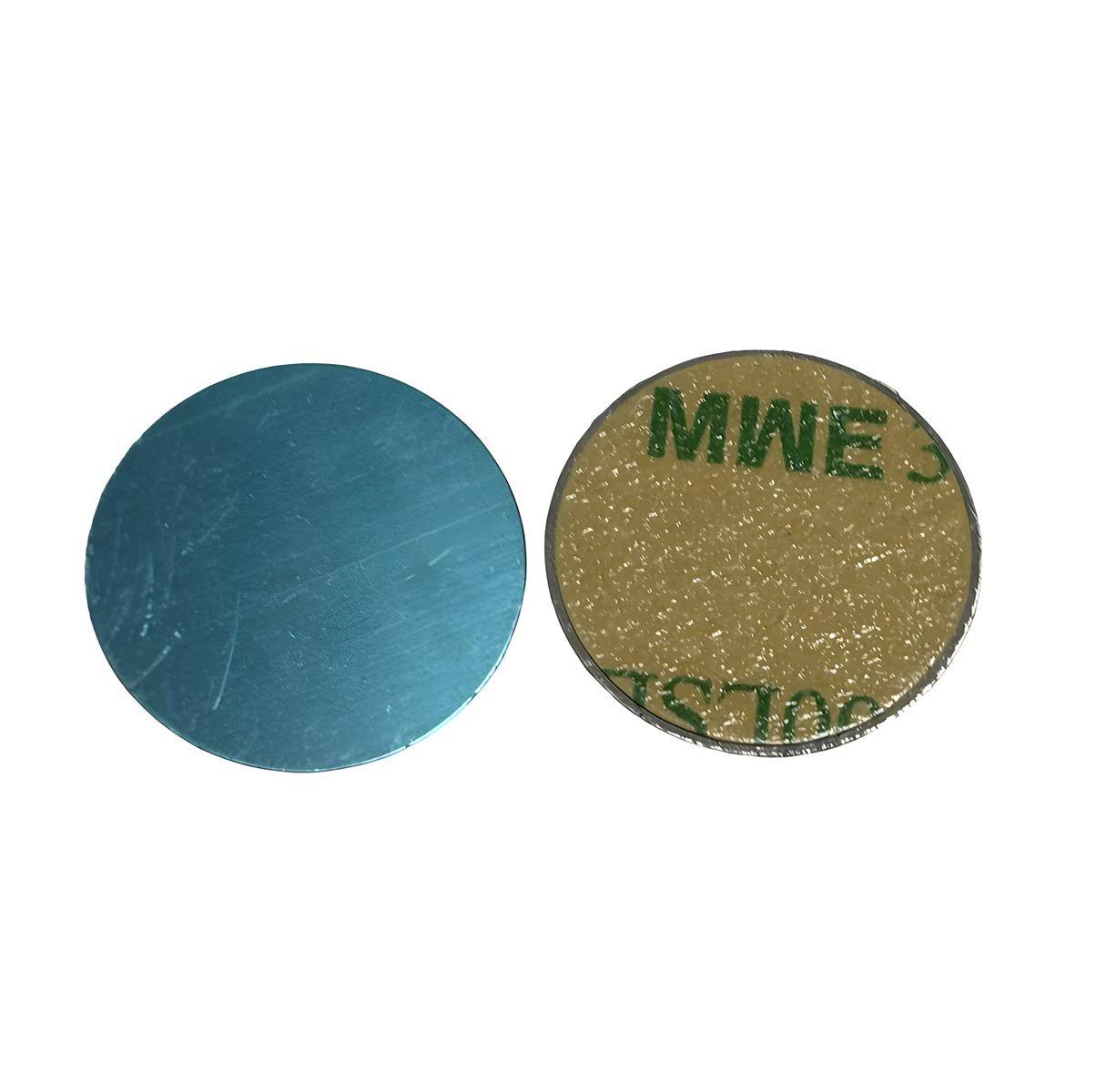 Zwei kreisförmige Metallscheiben, wobei eine eine glatte, glänzende Oberfläche zeigt und die andere eine strukturierte, klebende Rückseite aufweist.