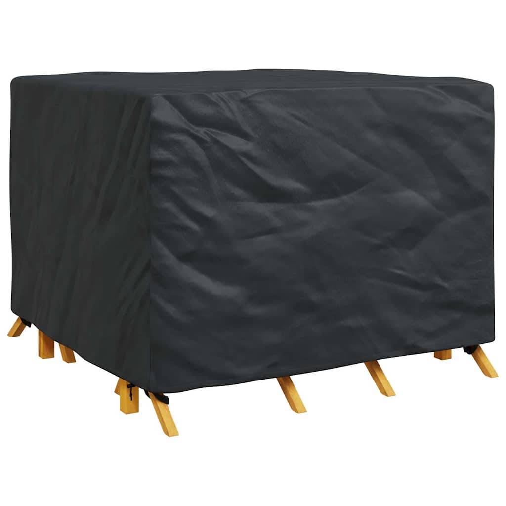 Eine große, schwarze Outdoor-Möbelabdeckung ist zu sehen, die eine Sammlung von Holzstühlen schützt und dabei ihre Form und Passform zeigt.