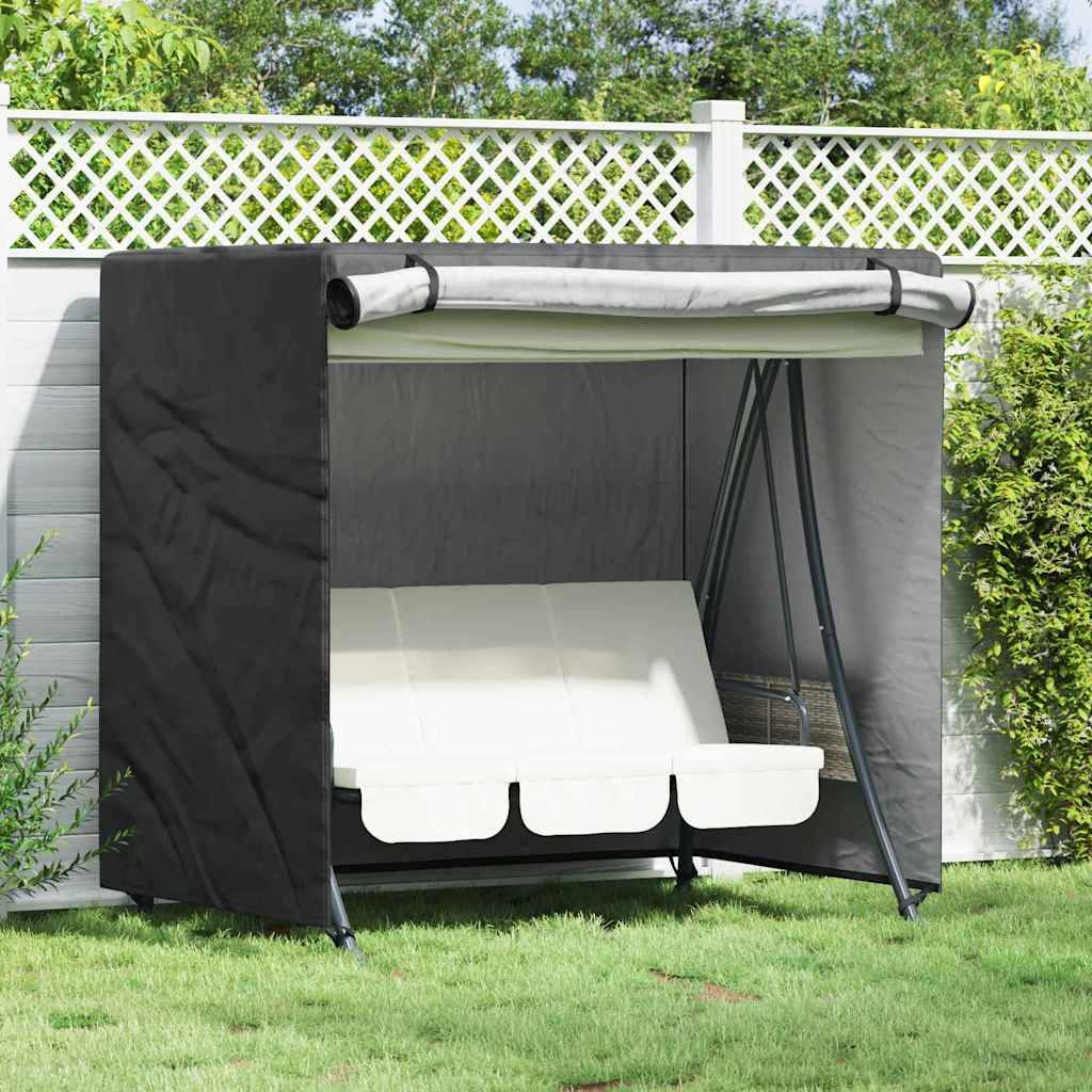 Eine Gartenschaukel mit einer Schutzabdeckung in einer Hofumgebung, mit einem weißen gepolsterten Sitz unter einem ausfahrbaren Sonnendach.