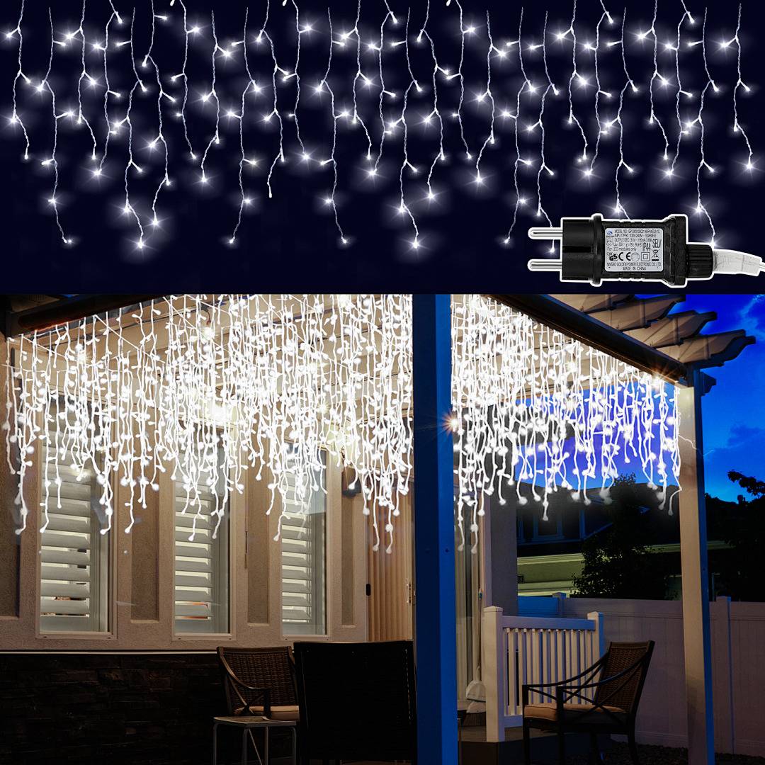 Outdoor-Hängeeiszapfen-Lichterkette mit Netzteil, beleuchtet an der Dachkante einer Terrasse bei Nacht, erzeugt ein helles, weißes dekoratives Licht.