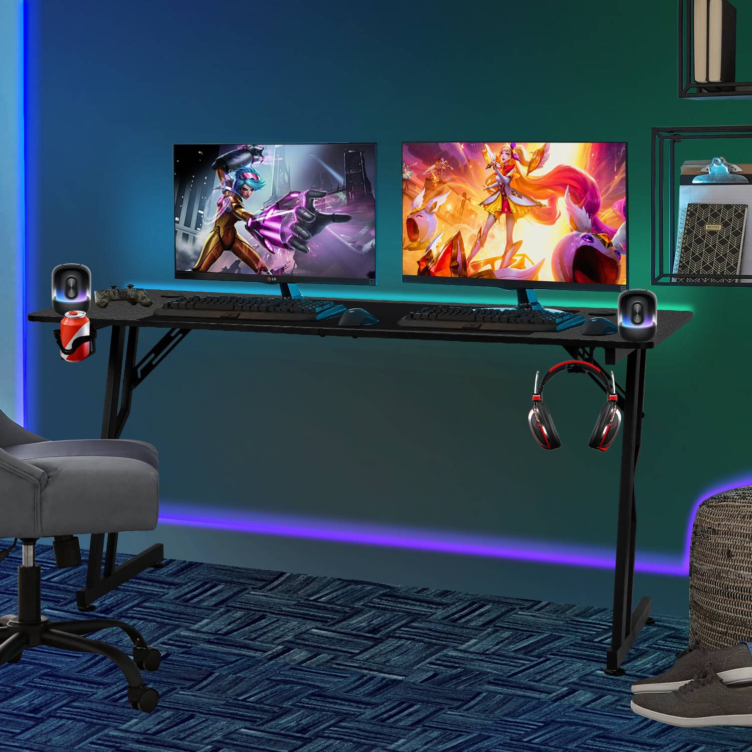 Dual-Monitor-Gaming-Schreibtisch-Setup mit RGB-Beleuchtung, Lautsprechern, Tastatur, Controller und Kopfhörern in einem modernen Zimmer.