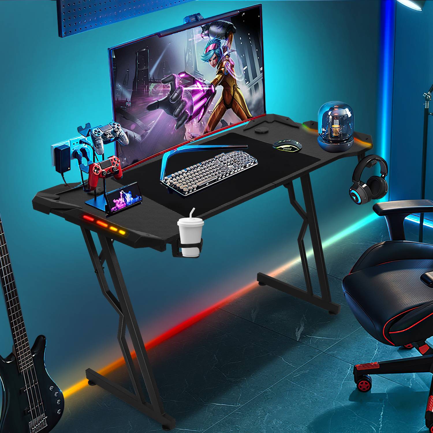 Gaming-Schreibtisch-Setup mit Monitor, Tastatur, Controllern, Headset, Telefon und Tasse; neon-beleuchteter Raum mit Gaming-Stuhl und Gitarre.