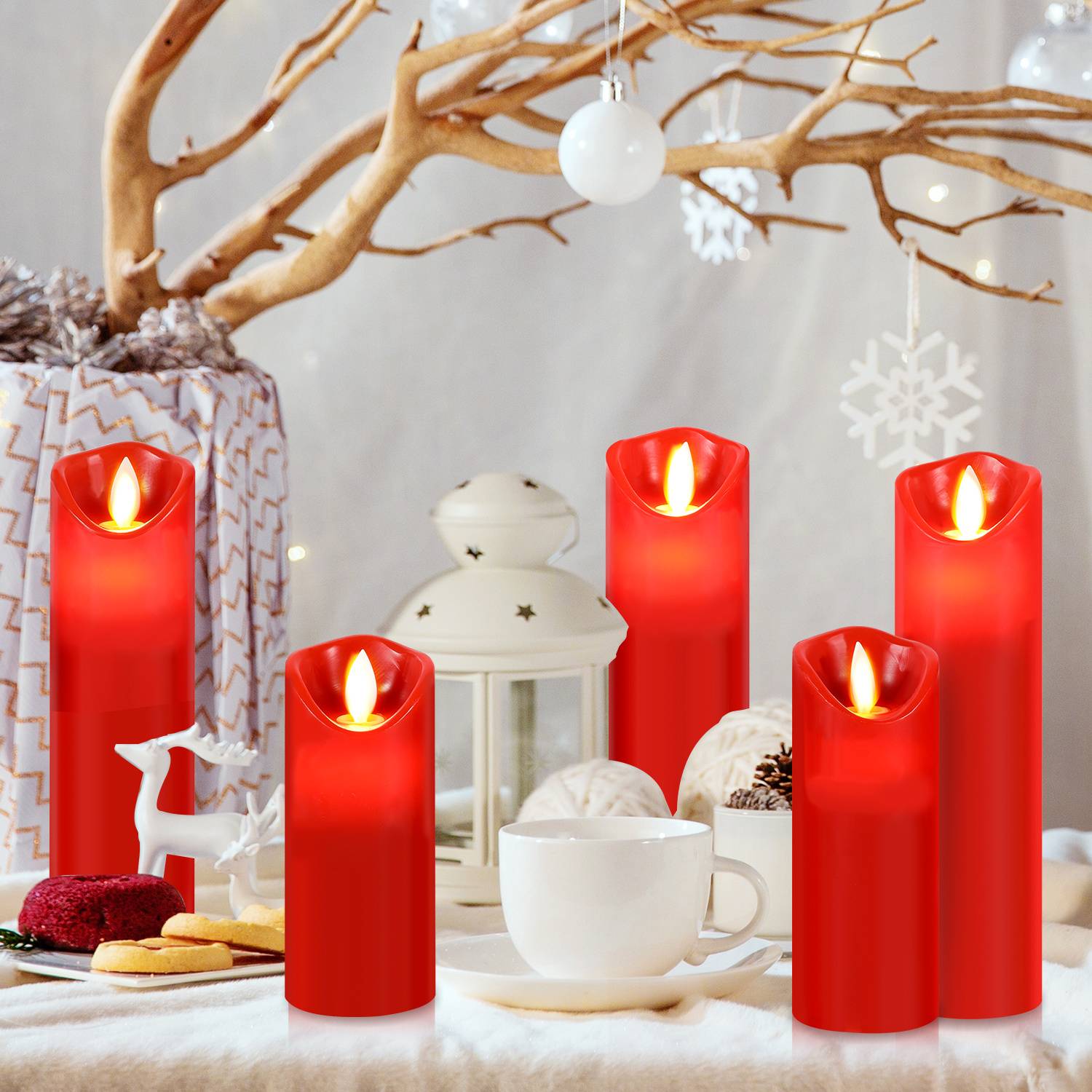 Festliche Weihnachtsdekoration mit fünf roten LED-Kerzen, einer weißen Laterne, einer Tasse und Keksen auf einem Tisch neben einem dekorierten Ast mit Schneeflocken.