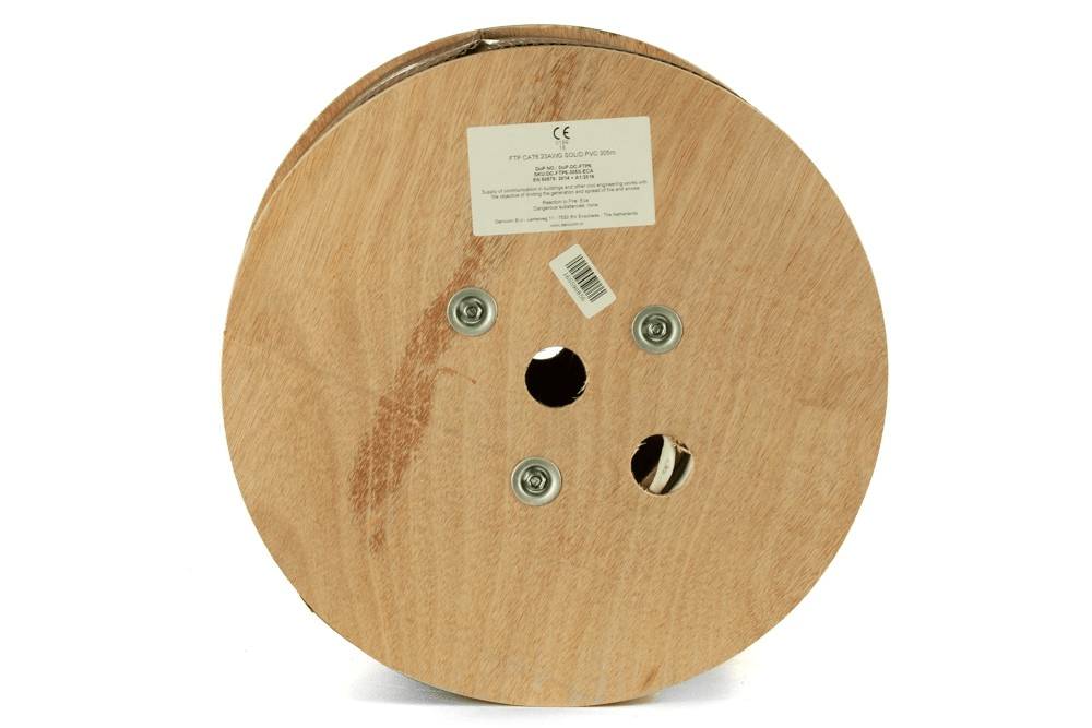 Eine Holzspule mit Verdrahtung im Inneren, gekennzeichnet mit Spezifikationen, von oben betrachtet.