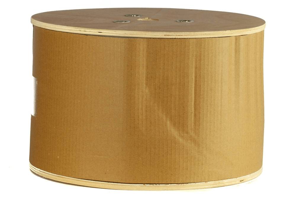 Ein großer, zylindrischer Spulenwickel aus braunem Wellkarton mit sichtbaren horizontalen Linien, verwendet für Verpackungs- oder Industriezwecke.