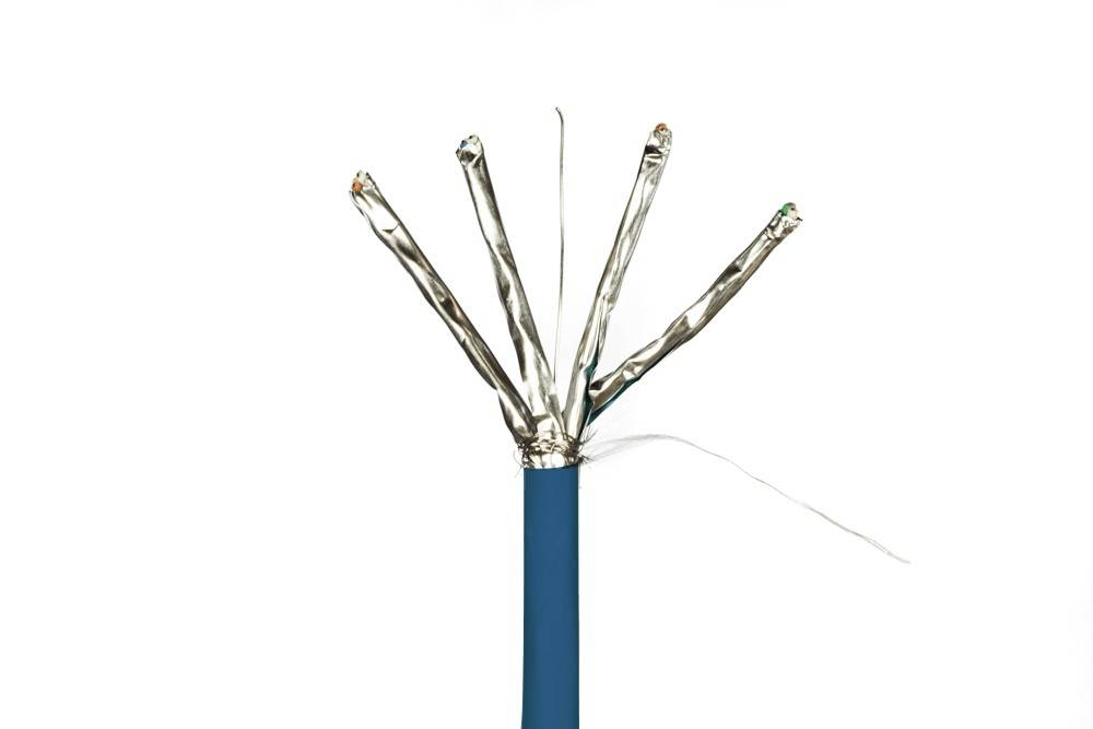 Eine Nahaufnahme eines durchschnittenen blauen Kabels mit mehreren freiliegenden Metallleitern, die teilweise von Folie bedeckt sind und oben herausragen.