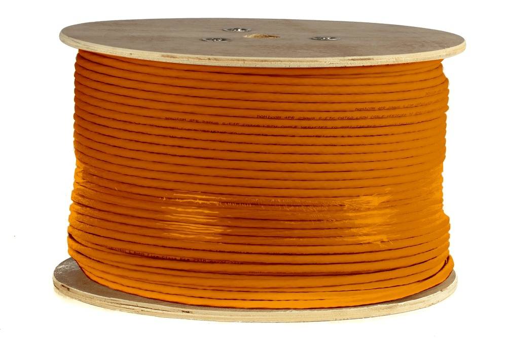 Eine große Spule orangefarbenes Elektrokabel, das in Schichten dicht aufgewickelt ist. Das Kabel ist für industrielle oder Bauanwendungen vorgesehen.