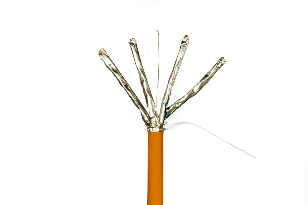 Ein oranges Kabel mit entfernter Außenschicht, das vier verdrillte Paare von farbigen Drähten zeigt, die teilweise in Folie eingewickelt sind.