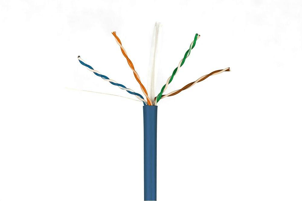 Ein Nahaufnahmebild eines Ethernet-Kabels mit vier freiliegenden verdrehten Drahtpaaren, wobei jedes Paar aus einer unverwechselbaren Farbkombination besteht.