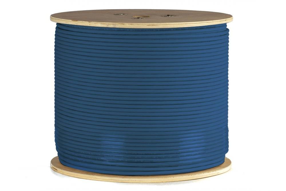 Eine große hölzerne Spule hält eine Spule aus blauem Elektrokabel, ordentlich aufgewickelt und einsatzbereit für Elektroinstallationen oder Projekte.