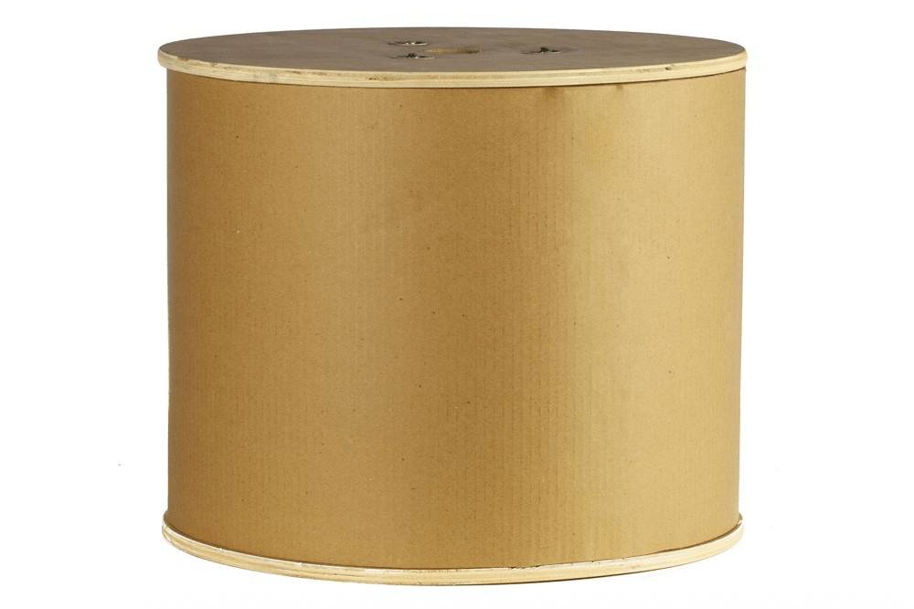 Eine große, zylindrische Pappspule, die zum Aufwickeln von Kabeln oder Seilen verwendet wird, aufrecht dargestellt mit einer schlichten, braunen Oberfläche.